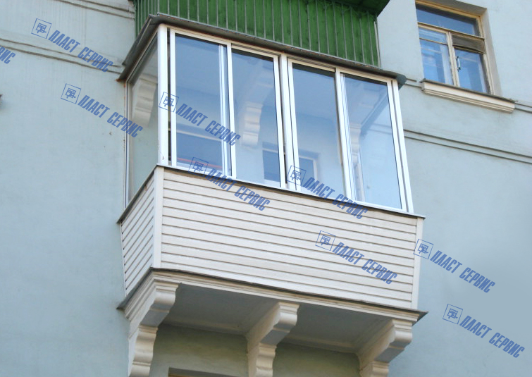 Легкое остекление балкона раздвижным алюминием белого цвета